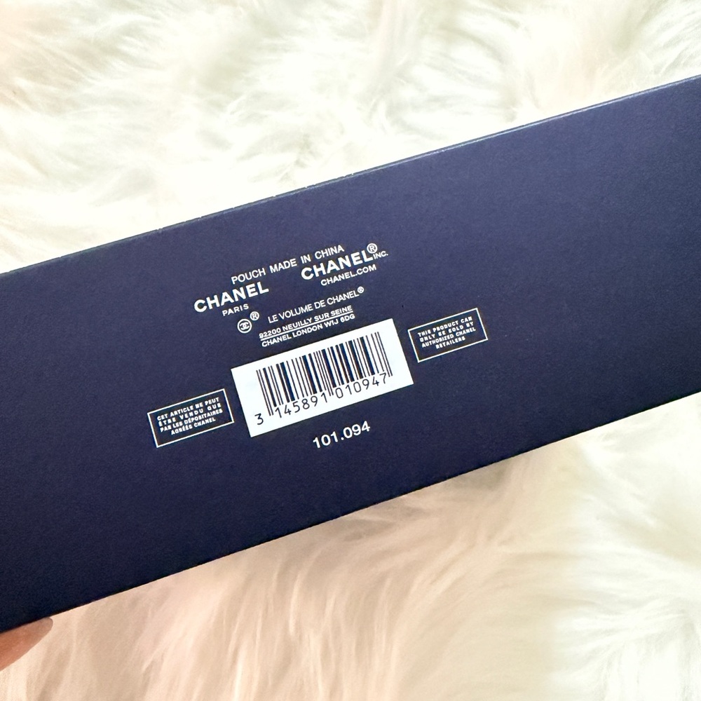 Chanel Holiday 2025 Eyes To Impress Set with Makeup Bag - Picture 11 of 12